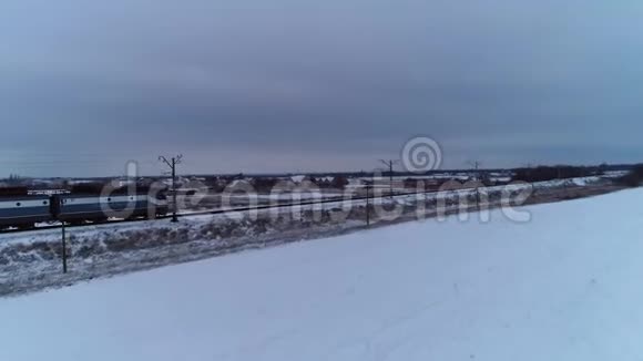 火车在一个小村庄附近经过冬天天气不错视频的预览图