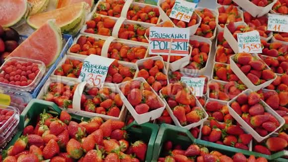 与草莓和其他水果抗衡价格标签上写着水果的名字草莓和视频的预览图