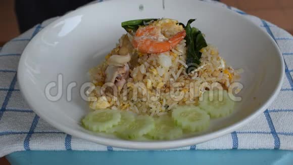 炒米虾和海鲜加甘蓝用勺子舀柠檬视频的预览图