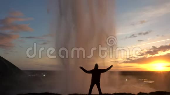 冰岛Seljalandsfoss瀑布的日落视频的预览图
