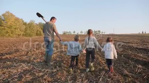 农夫和他的四个孩子一起去农场干活视频的预览图