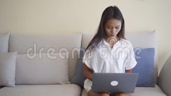 美丽的泰国女性自由职业者在家工作手提电脑视频的预览图