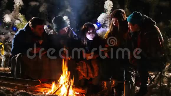 冬林之友群坐在篝火旁听故事害怕视频的预览图