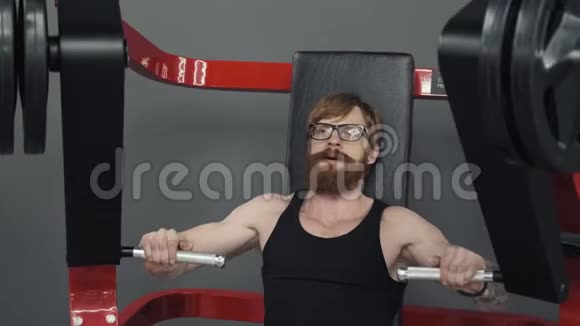 锻炼胸部肌肉健美运动员在健身房模拟器上做运动视频的预览图