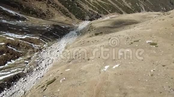 秋天飞越峡谷在有雪的地方视频的预览图