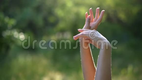 温柔动作的少女的双手背景自然视频的预览图