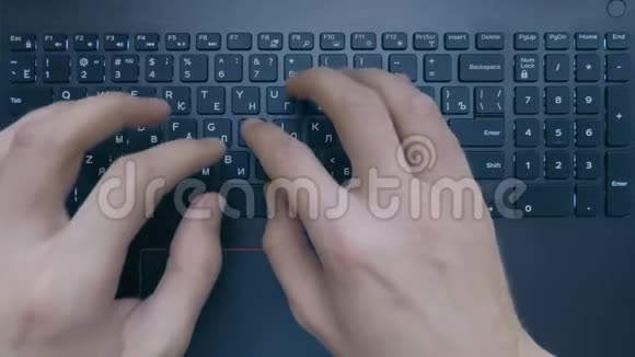 两只手在笔记本电脑键盘上打字俯视慢动作视频的预览图