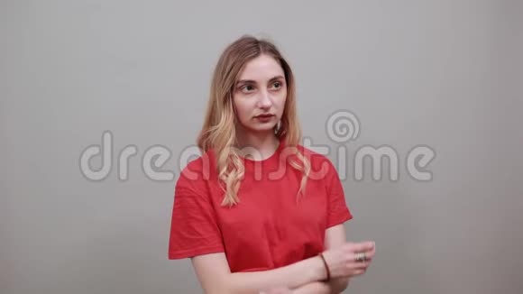 失望的年轻女子穿着红色衬衫双手交叉视频的预览图