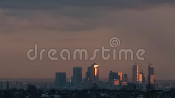 日落时分的伦敦城市天际线视频的预览图
