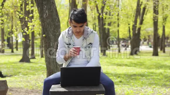 带着一杯咖啡的人在笔记本电脑上工作视频的预览图