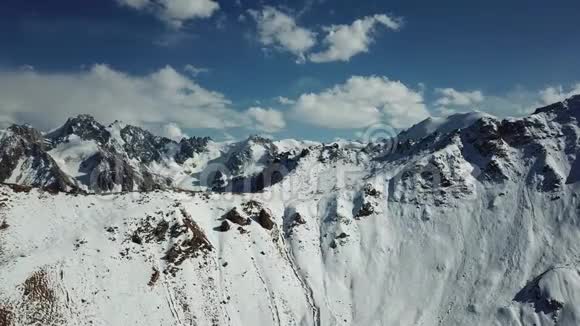 巨大的群山覆盖着雪山峰全景蓝天视频的预览图