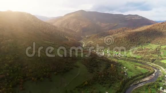 在棕色山顶上的河边的山村建筑视频的预览图