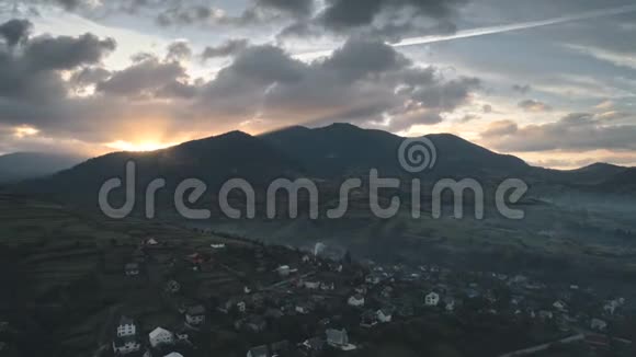 山村背着太阳升起视频的预览图