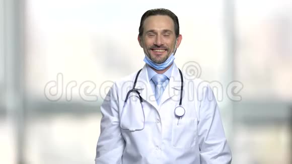 带着一瓶药丸的医生视频的预览图