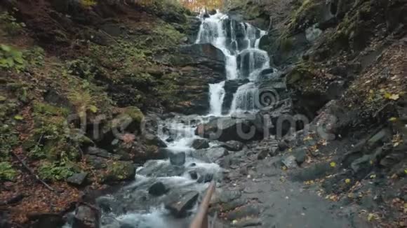 秋天灰色小径附近的泡沫瀑布视频的预览图