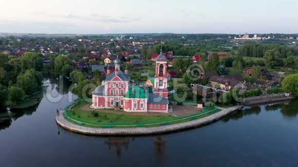 佩列斯拉夫扎莱塞基普列谢沃湖畔的红教堂视频的预览图