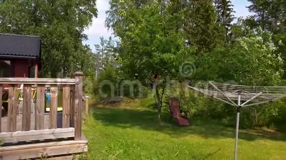 私人住宅后院的美丽景色夏日绚丽的绿色自然瑞典视频的预览图