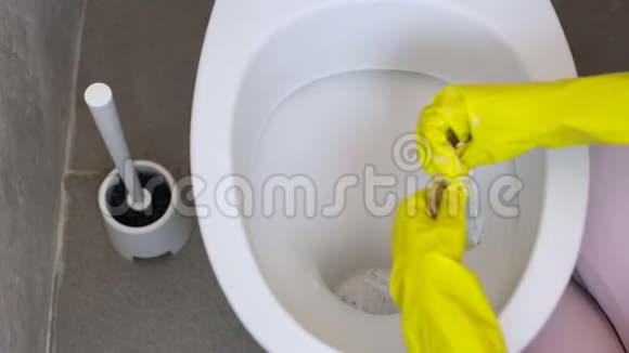 带黄色橡胶手套的女孩用海绵清洁马桶视频的预览图