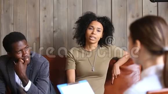 非洲夫妇会见心理学家黑人不幸的女人分享婚姻问题视频的预览图