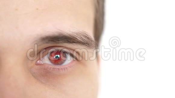 闭上一只雄性的眼睛一个人在白色背景上看相机的红眼睛的细节3840x2160视频的预览图