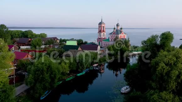 佩列斯拉夫扎莱塞基普列谢沃湖畔的红教堂视频的预览图