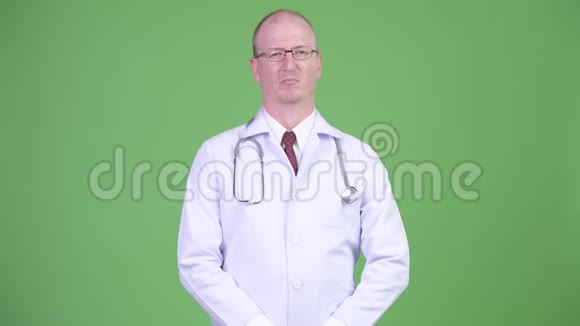 伤心成熟的秃头医生竖起大拇指视频的预览图