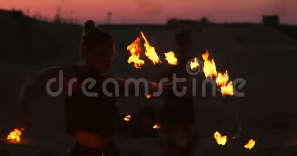 火秀艺术家在黑暗中呼吸火弃楼慢动作心脏形状的火视频的预览图