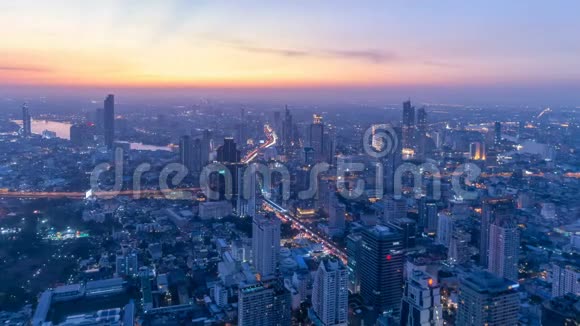 时光流逝高瞻远瞩的高楼大厦在曼谷泰国道路广角黄昏视频的预览图