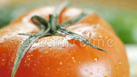 特写一个红色的番茄上面的水滴被移除水滴在番茄上视频的预览图
