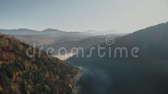 白色的浓雾笼罩着连绵不绝的群山视频的预览图