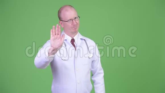 成熟的秃头医生停止手势视频的预览图