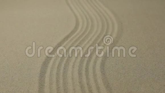 不寻常的沙子纹理在沙子里画出线条和曲折有空间视频的预览图