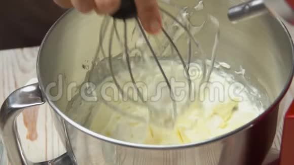 厨师手拿准备好的蛋糕霜视频的预览图
