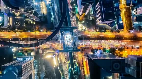 曼谷夜幕下的城市景观超时空流逝交通繁忙在高峰时间穿过主要道路视频的预览图