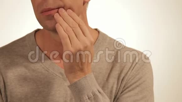 悲伤的男人痛苦地按摩他的脸颊白色背景的人的肖像牙痛视频的预览图