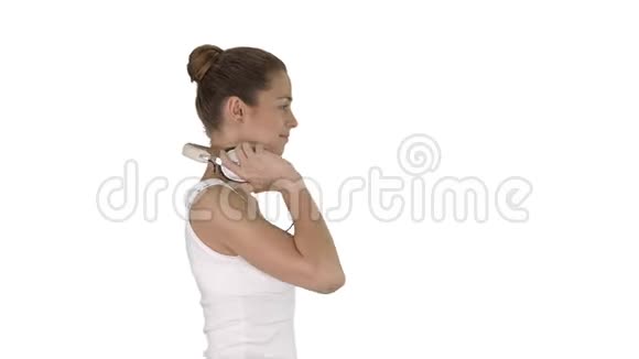 快乐休闲的女孩戴着耳机走在白色的背景上视频的预览图