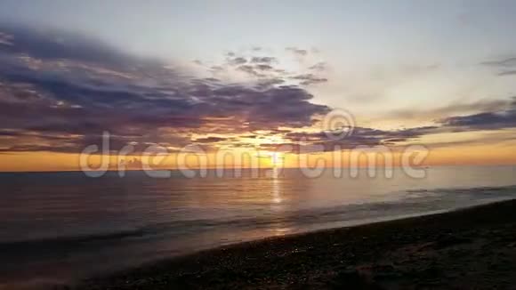 美丽的五彩夕阳过海阳光普照波罗的海的日落没有声音视频的预览图
