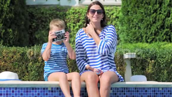 细心的母亲教小儿子用老式的专业相机拍照视频的预览图