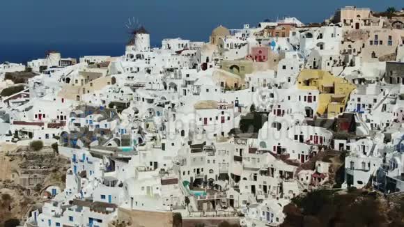 在圣托里尼岛上空飞行希腊有标志性的白色和蓝色建筑视频的预览图