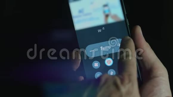 男人拿着手机在房间里的屏幕上有应用程序智能家居视频的预览图