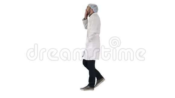 体贴的男医生走在白色的背景上视频的预览图