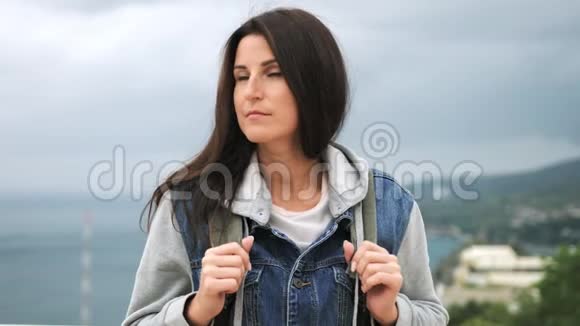 中等特写肖像沉思的女人站在山顶视频的预览图