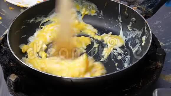 制作炒鸡蛋起锅和烹饪理念视频的预览图