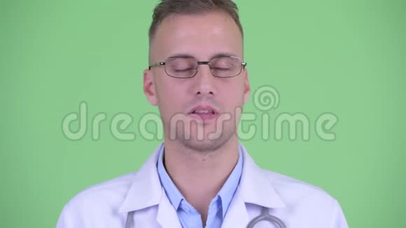 一脸严肃的男子医生点头没有视频的预览图