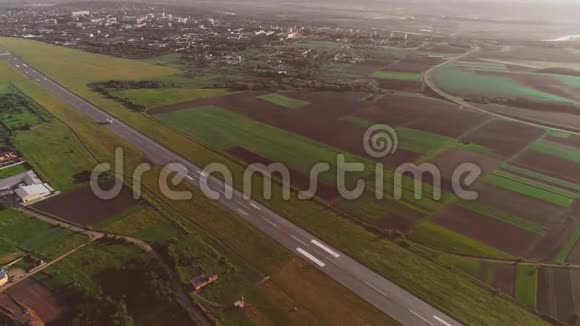 从空中俯瞰小机场起飞失控白色飞机飞过4K视频的预览图