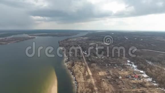 河的沙洲鸟瞰景色乌克兰私人住宅视频的预览图