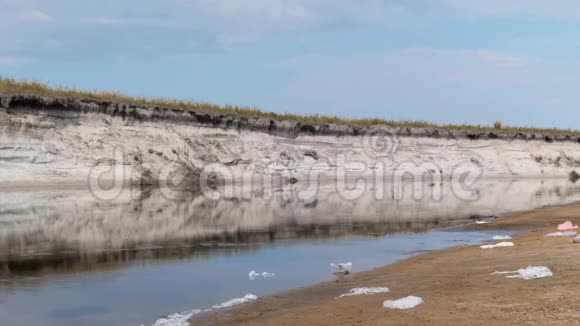 塑料瓶袋子和其他垃圾倾倒在海滩的沙子上和河流湖泊中视频的预览图