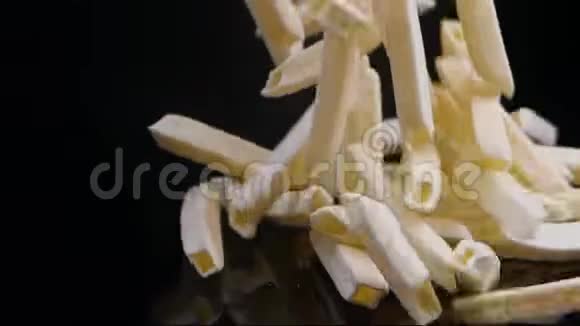 薯片掉在黑色背景上视频的预览图