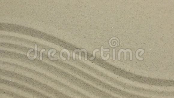 不寻常的沙子纹理在沙子里画出线条和曲折有空间视频的预览图