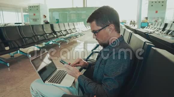 在机场使用技术的成年人视频的预览图